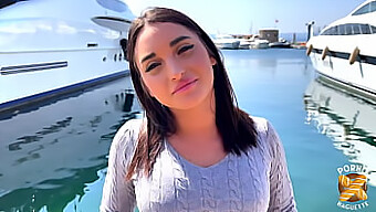 Sarah, Eine Verführerische Italienische Teenagerin, Zeigt Ihre Schelmische Seite