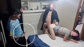 Scena Di Sesso Amatoriale Di Una Coppia Amichevole Con Una Moglie Bendata E Un Visitatore A Sorpresa.