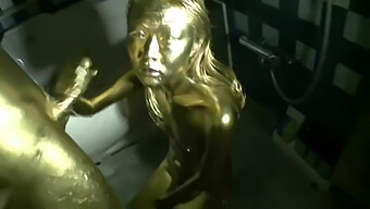 Una Chica Japonesa Cubierta De Oro Recibe Un Masaje Sensual