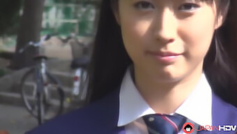 Tomomi Motozawa, En Japansk Teenager I Skoleuniform, Giver Blowjob Til En Klassekammerat.