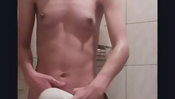 Le Jeu De Douche Sensuel D'Une Jeune Femme Mène À Un Orgasme Intense