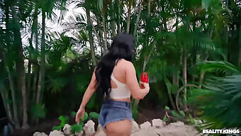 Amatör Milf, Şehir Temalı Bir Videoda Sert Anal Ve Oral Seks Alıyor