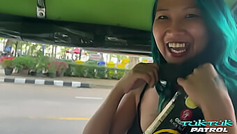 Une Beauté Thaïlandaise Excitée Fait Une Gorge Profonde Passionnée À Un Inconnu Blanc Bien Membré