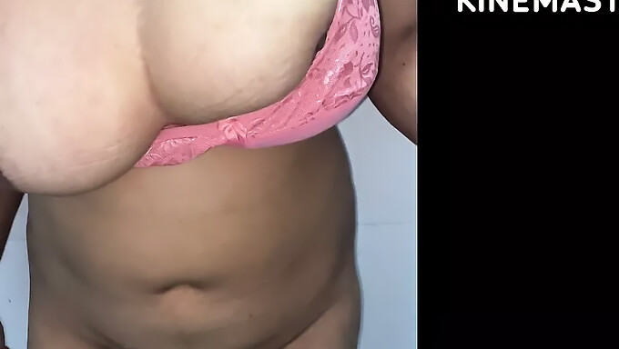 Adolescente India Con Grandes Tetas Naturales Acaricia Sus Pezones Y Da Nalgadas En Sus Tetas