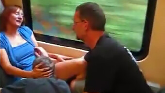 Trio Européen Excitant Lors D'Une Balade En Train Publique