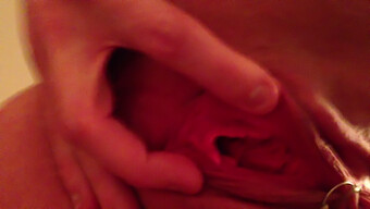 Close-Up Van Een Vagina Met Grote Lippen En Clit Cuff Play