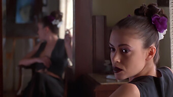 Alyssa Milano A Lily Se Senzuálně Líbají V Scéně Poison Ivy 2