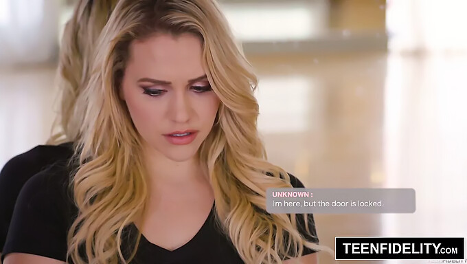 Mia Malkova'S Verleidelijke Charme Dwingt Een Bankier Om Zich Over Te Geven