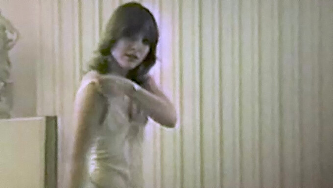 Uitați-Vă La O Legătură Centrală Vintage Din Anii '80 Cum Efectuează Un Striptease Seducător