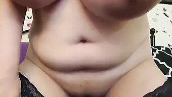 性感的棕发女郎用她挺拔的乳房挑逗