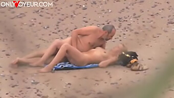 Un Couple Voyeuriste Regarde Du Sexe Hardcore Sur La Plage