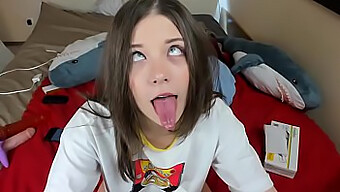 Chica Nerd Alcanza Múltiples Orgasmos Con Un Consolador Y Sexo Oral