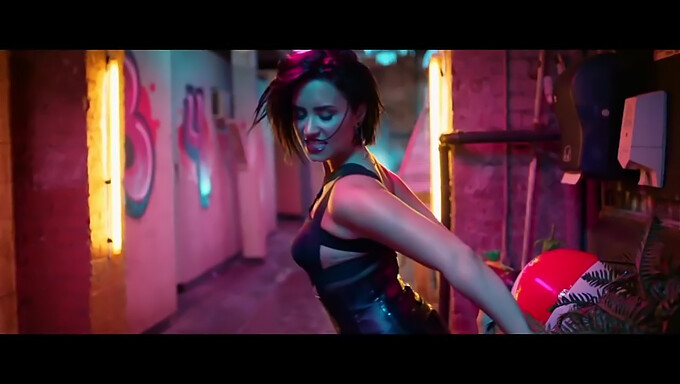 Cel Mai Tare Videoclip De Vară Al Lui Demi Lovato: Modă Transparentă Și Multe Altele