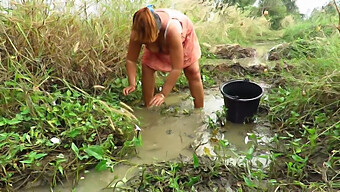 A Linda Garota Kancha Procura Sustento Em Uma Exibição Impressionante