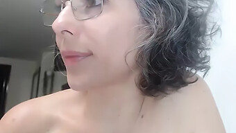 Madura Mamá Con Cabello Gris Se Masturba Hasta El Orgasmo