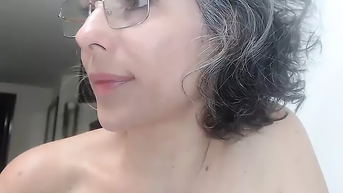 Madura Mamá Con Cabello Gris Se Masturba Hasta El Orgasmo