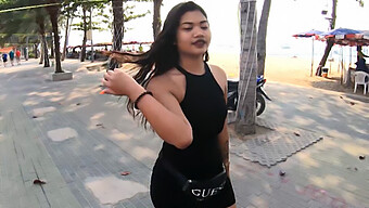 Video Pov De Una Adolescente Tailandesa Haciendo Una Mamada A Un Turista Bien Dotado