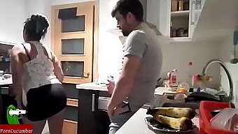 Casal Apaixonado Na Cozinha Com Acabamento Facial.