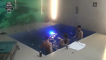 Bellezas Tatuadas Y Rubias En Juegos Bdsm De Fetiche De Pies En La Piscina