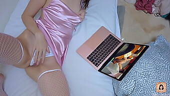 Seorang Remaja Yang Menggemaskan Mengalami Orgasme Dari Menonton Dan Menyentuh Dirinya Sendiri Dengan Video Porno.