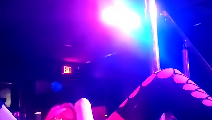 Stripper Amadora Mostra Tudo No Palco De Vegas, Usando Meias E Saltos Altos