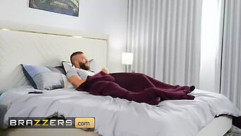 Indica Flower与xander Corvus和她的继父的秘密事件导致了一场狂野的三人行 - Brazzers