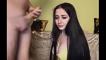 Si Cantik Berambut Coklat Dari Rusia Memberikan Blowjob Deepthroat