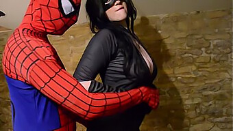 巨乳のコスプレガールがスパイダーマンに縛られる