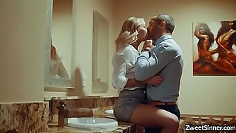 Jessa Rhodes Przyłapuje Swojego Kochanka W Barze I Prowadzi Do Intensywnego Seksu W Łazience.