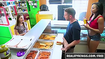 18+ Stand De Hot Dog Avec Une Brune Sexy Et Une Rousse