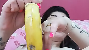 Gadis Muda Mengocok Dirinya Sendiri Dengan Pisang Dalam Lingerie