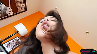 Brunette Stiefzus Geniet Van Een Dikke Lul En Een Cumshot In Het Gezicht