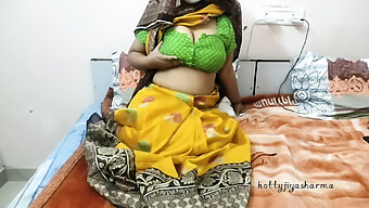 Bhabhi Dewasa Memamerkan Rok Saree-Nya