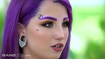 Adolescenta Tatuată Cu Părul Violet Se Angajează Într-Un Grup În Trei Cu Sex Dur Și Oral