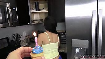 A Russa De 18 Anos E Mais Pequena Recebe O Primeiro Anal No Meu Aniversário