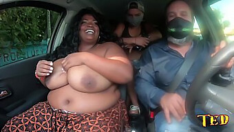 Las Hermosas Y Gordas Brasileñas Ela Baez Muestra Sus Grandes Tetas En Un Paseo En Coche