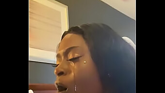 Ebony Amatérka Se Dusí Penisem