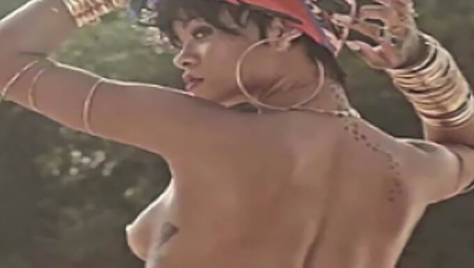 Compilação Do Corpo Nu De Rihanna Com Close-Ups