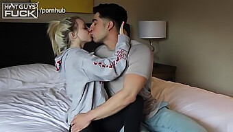 Ein Latino-College-Footballer Hat Sex Mit Einer Zierlichen Blondine, Die In Seinem Wohnheimzimmer Dampft Und Tätowiert Ist, Warnung!