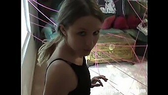 Darlingcams.Com Präsentiert Eine Süße 18-Jährige, Die Mit Ihrem Dildo Spielt