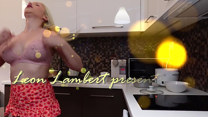 La Adolescente Rubia Más Sexy De La Cocina, La Novia De Leon Lambert, Presume Su Diminuta Ropa Interior Y Sus Nalgas Redondas.