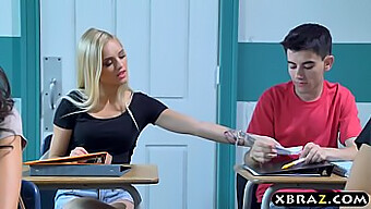 Alex Grey, Uma Instrutora De Milf Voluptuosa, Se Envolve Em Um Encontro Quente Com Um Jovem Casal Em Sua Sala De Aula.