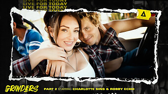 คู่เรียลลิตี้อเมริกัน Charlotte Sins และ Robby Echo มีส่วนร่วมในการออรัลเซ็กซ์ริมสระน้ํา