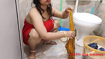 Bhabhi Con Vestido De Arena Seduce Para Un Encuentro Sexual Durante La Lavandería Con Diálogo En Hindi